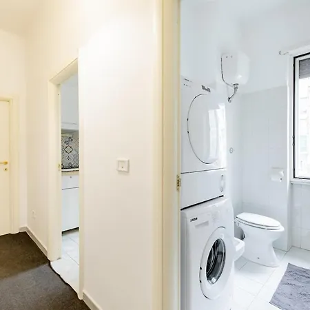Spacious And Bright Private Balcony Fo Family